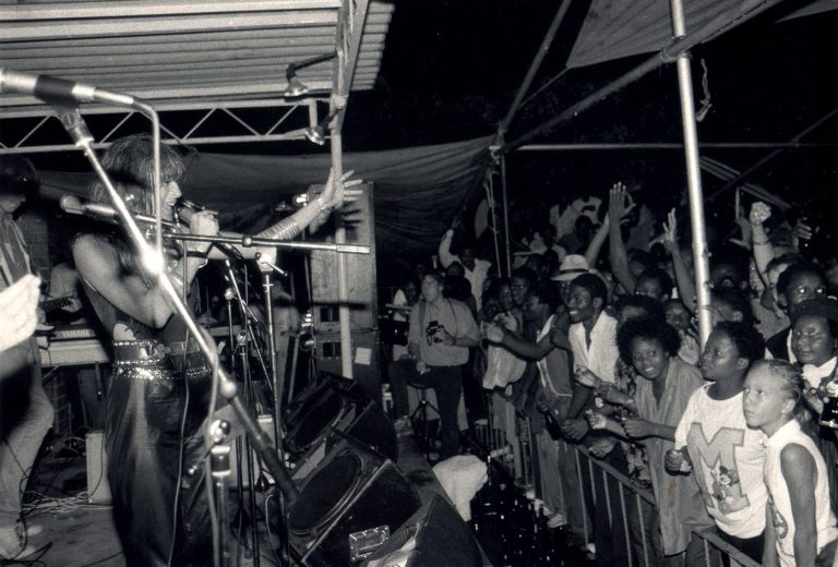 Py Bäckman sjunger på scen i Afrika.