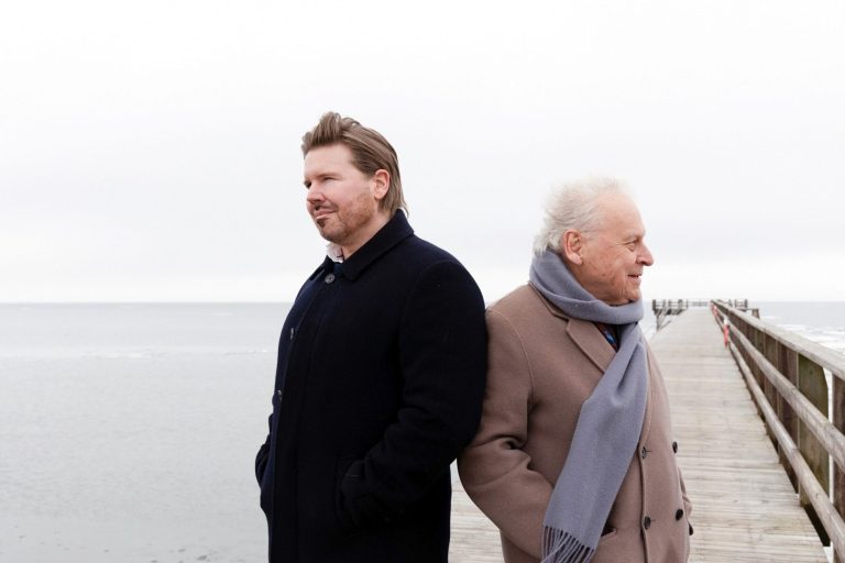 Herman Lindqvist och Kalle Leander för samman berättande och musik på scen.