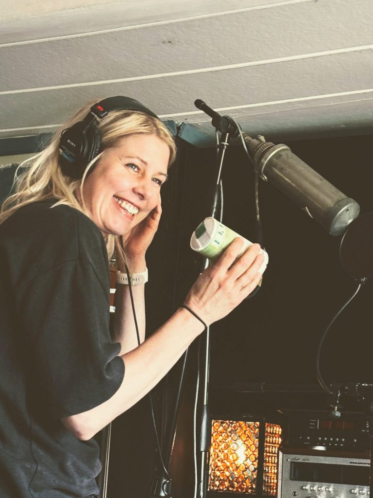Anna Törnquist i studion med Calaisa.
