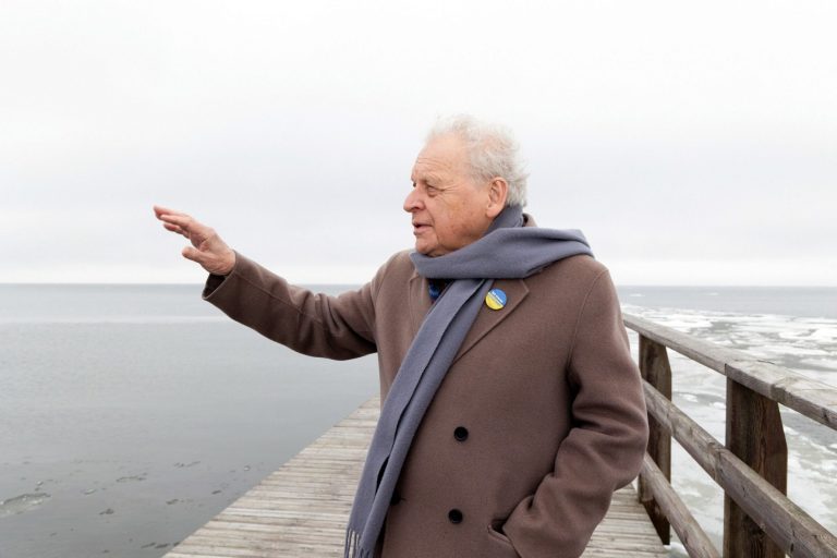 Herman Lindqvist berättar historia medan Kalle Leander ger orden musikalisk gestalt.