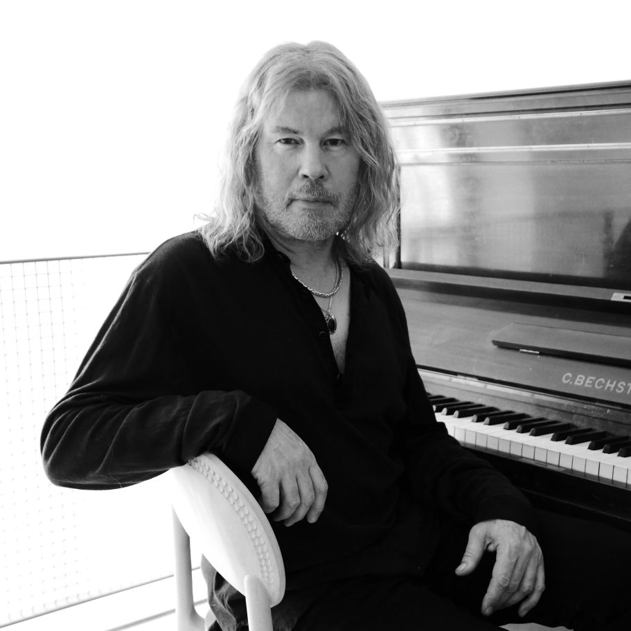 Staffan Hellstrand, svensk artist och låtskrivare, porträtt i samband med intervjun om musiken och Lilla fågel blå.