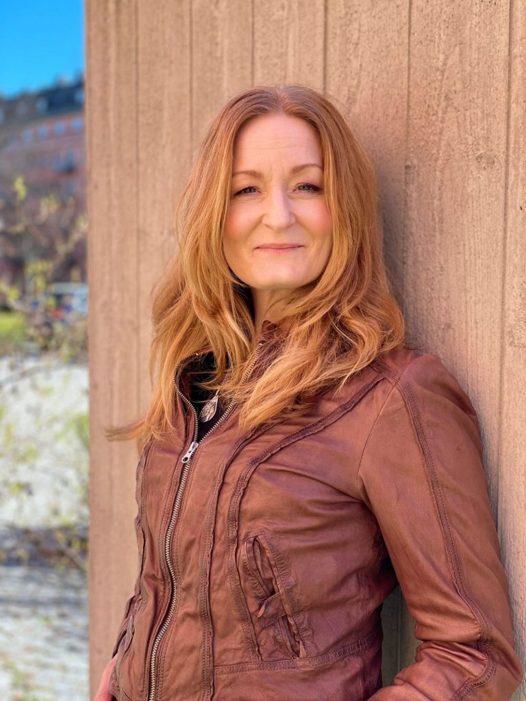 Porträtt av Anna Stadling, aktuell med en intervju om musik, tacksamhet och livet.