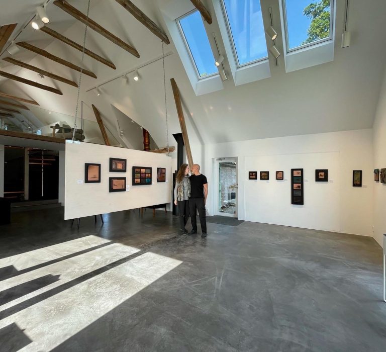 Marie Louise Kold tillsammans med Simon i ateljén, där samtal, material och experiment möts.