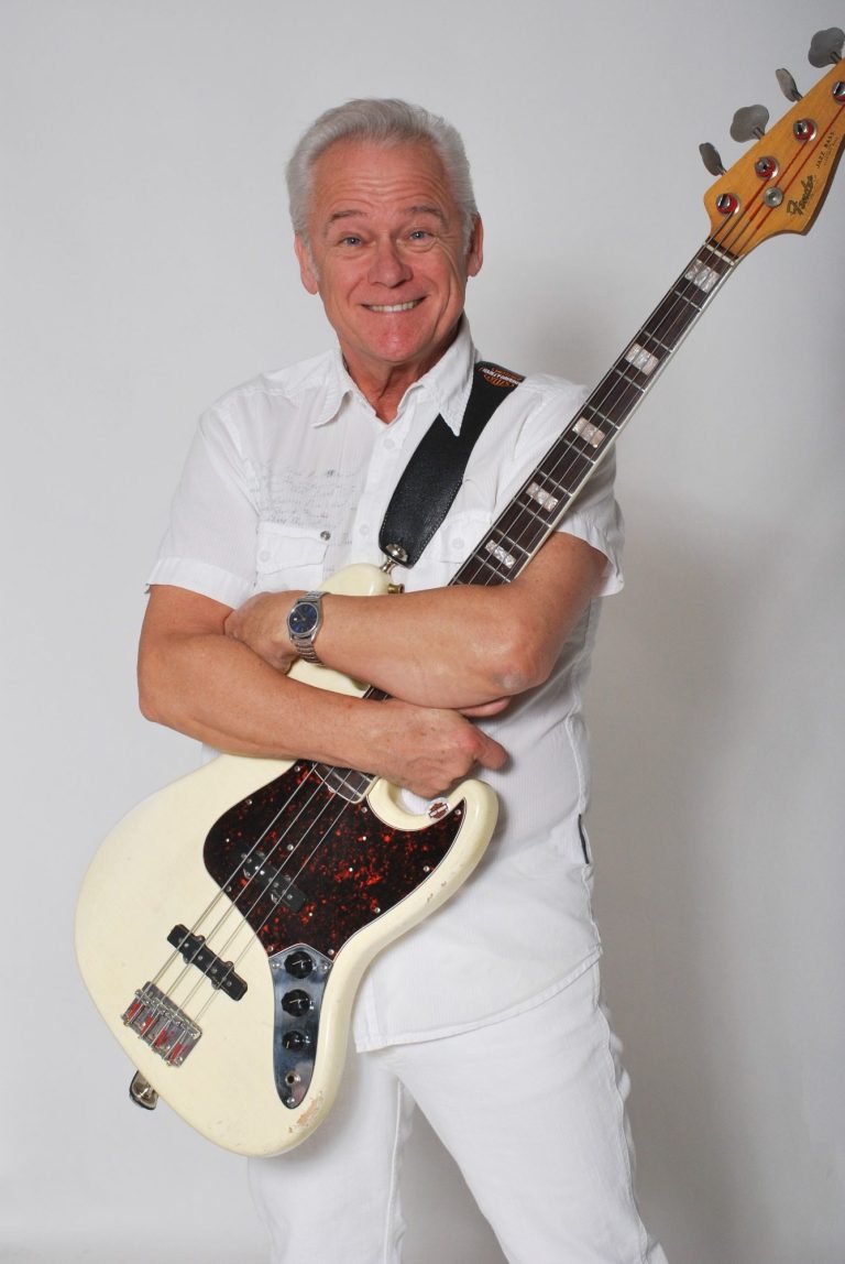 Mike Watson, basist i ABBAs studiomusiker, med sin bas