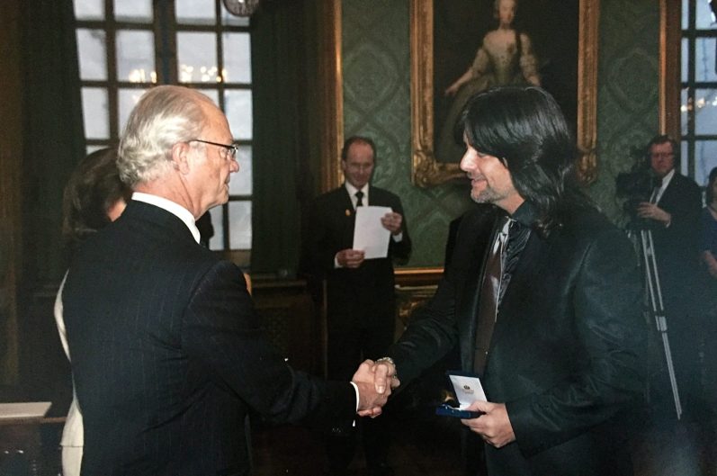 Robert Wells tar emot kunglig medalj av H.M. Konung Carl XVI Gustaf på Stockholms slott, 2012