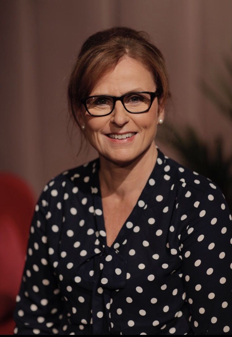 Louise Hallin, en av Sveriges mest kända röster om barns psykiska hälsa i radio och TV.