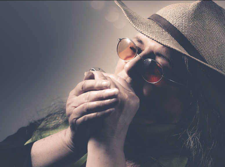 Py Bäckman spelar munspel.