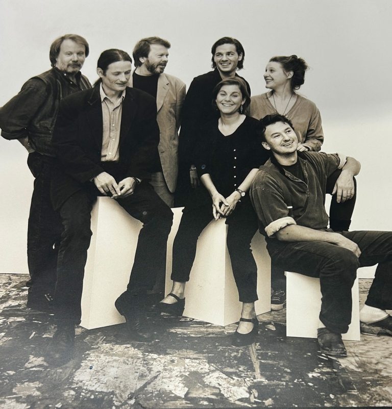 Gruppbild från Kristina från Duvemåla med Björn Ulvaeus, Benny Andersson, Helen Sjöholm, Peter Jöback och Anders Ekborg.