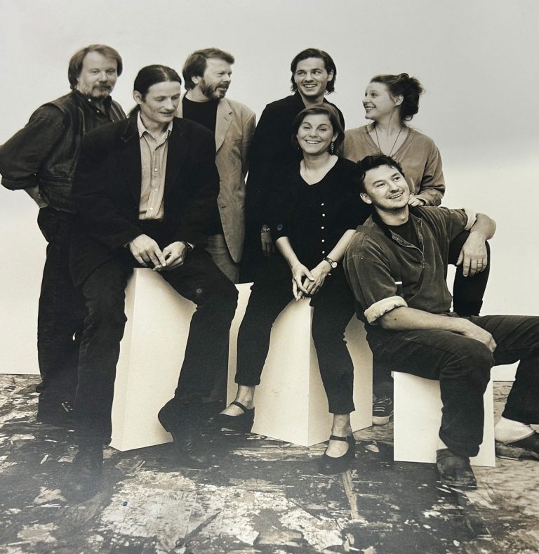 Sittande gruppbild med Anders Ekborg, Björn Ulvaeus, Benny Andersson, Helen Sjöholm och Peter Jöback i samband med Kristina från Duvemåla.