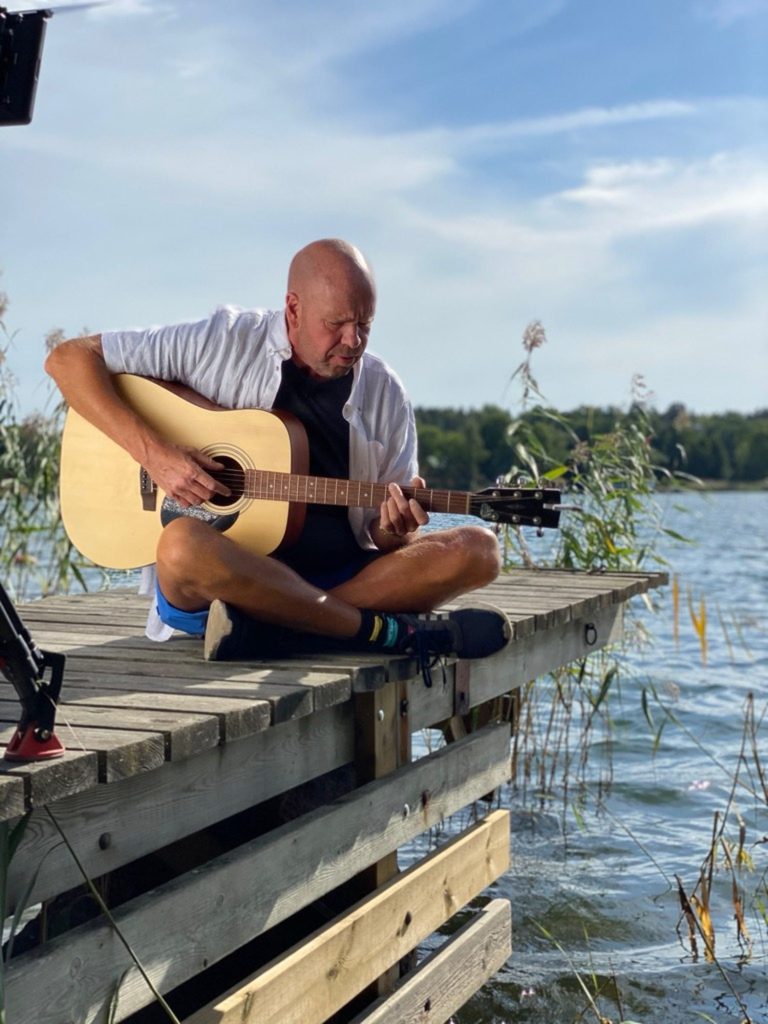 Musiken har följt Lasse Kronér genom hela yrkeslivet och fortsätter att vara en viktig del av hans skapande.