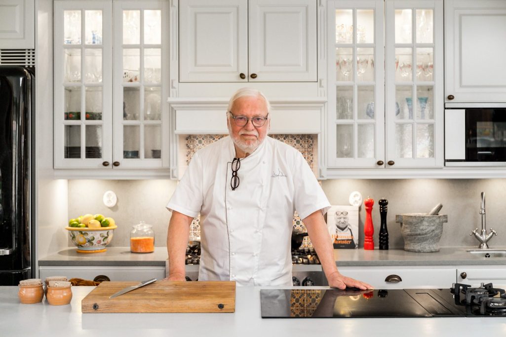 Leif Mannerström i köket under matlagning, med samma matglädje som i intervjun på Människor och ögonblick.