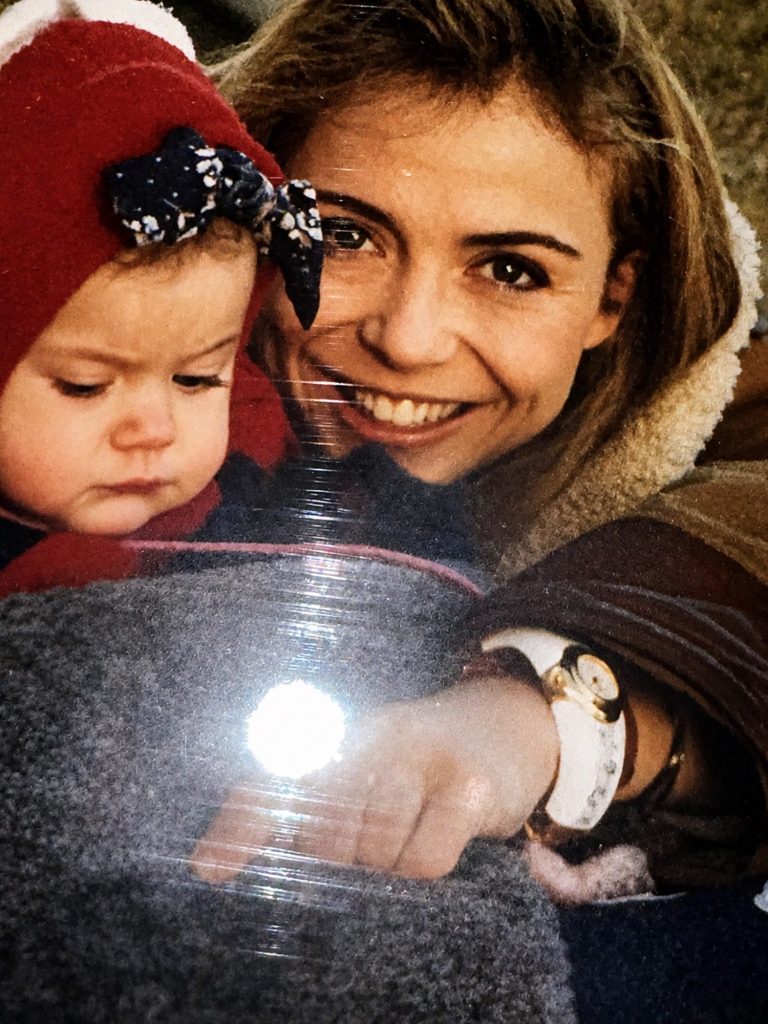 Privat bild av Annika Jankell tillsammans med en av sina döttrar som liten.