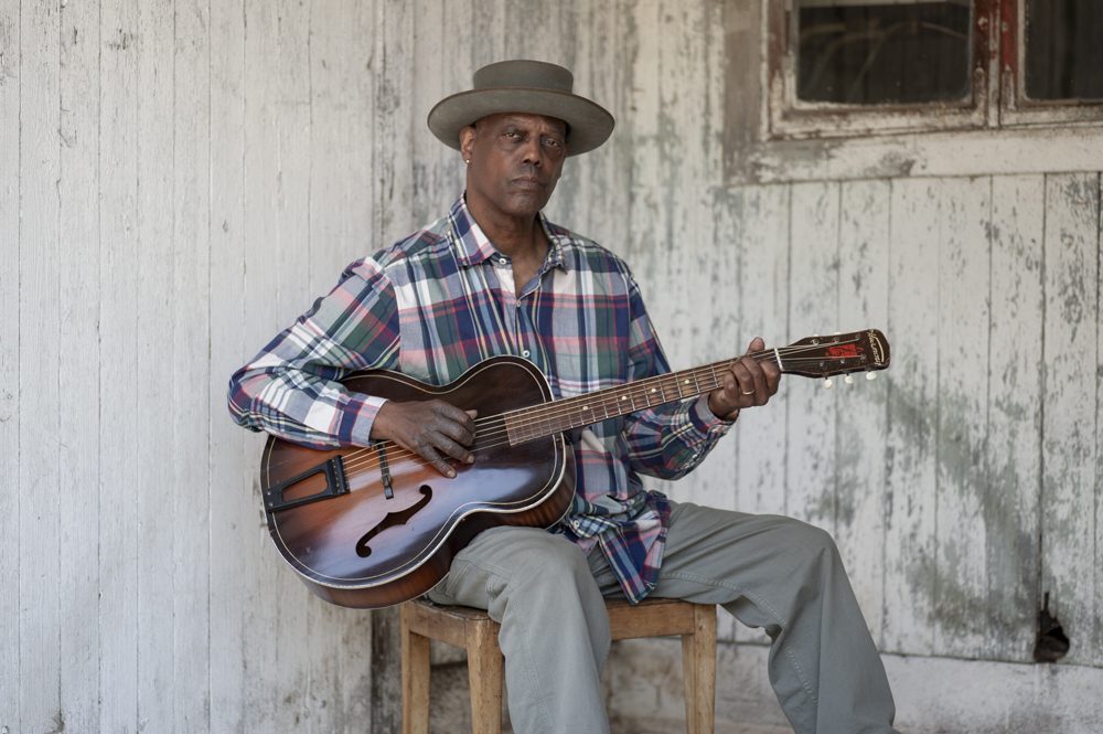 Eric Bibb med gitarren i handen.