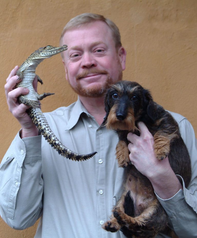 Jonas Wahlström med en krokodil och hunden Ebba-Lisa.