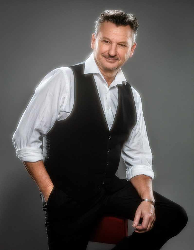 Porträtt av Anders Ekborg, artist och skådespelare, fotograferad i studiomiljö.