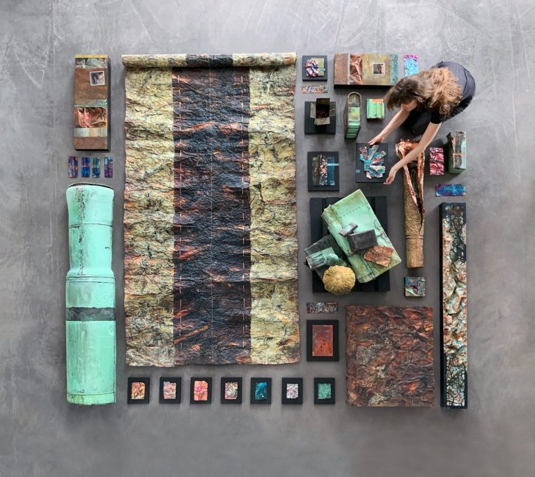 Marie Louise Kold i ateljén.