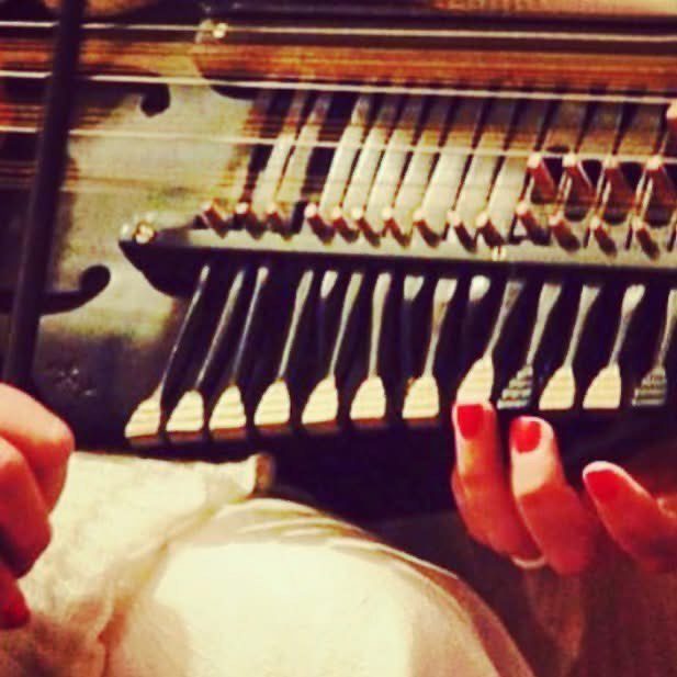 Åsa Jinder spelar på sin nyckelharpa.