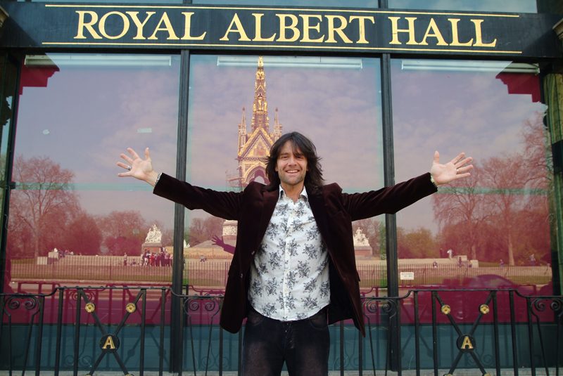 Robert Wells utanför Royal Albert Hall i London – ett av karriärens stora ögonblick.