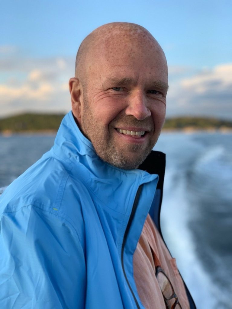 I intervjun med Människor och ögonblick berättar Lasse Kronér om både offentligheten och livet utanför tv-rutan.