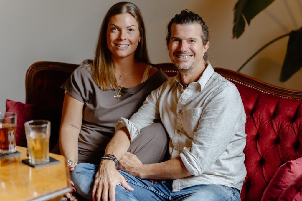 Kristove och Jannica efter Kristoves återhämtning från sepsis - nu med fokus på att hjälpa andra.