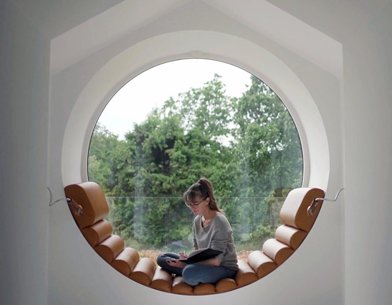 Marie Louise Kold i ateljén.