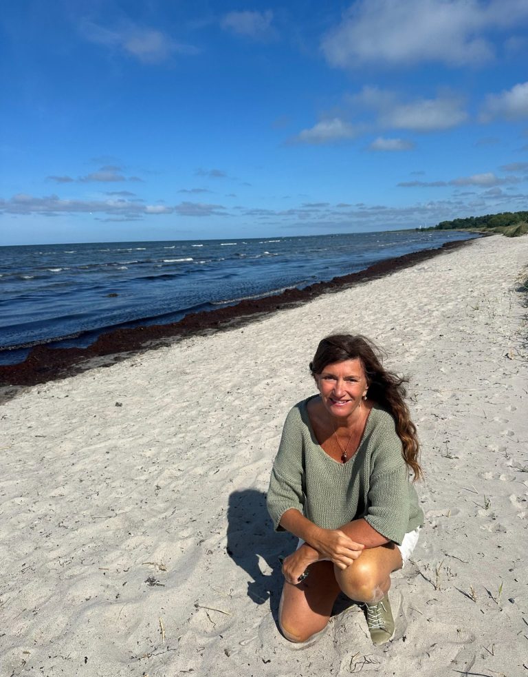 Mari Jungstedt på stranden Brime på Gotland, där allt började.