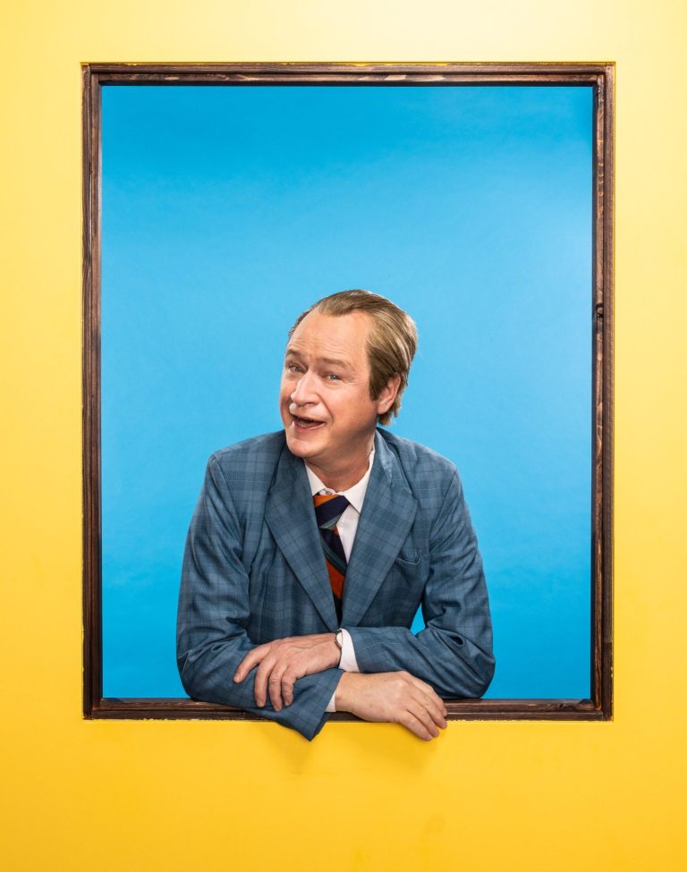 Robert Gustafsson på scen i pjäsen Trassel