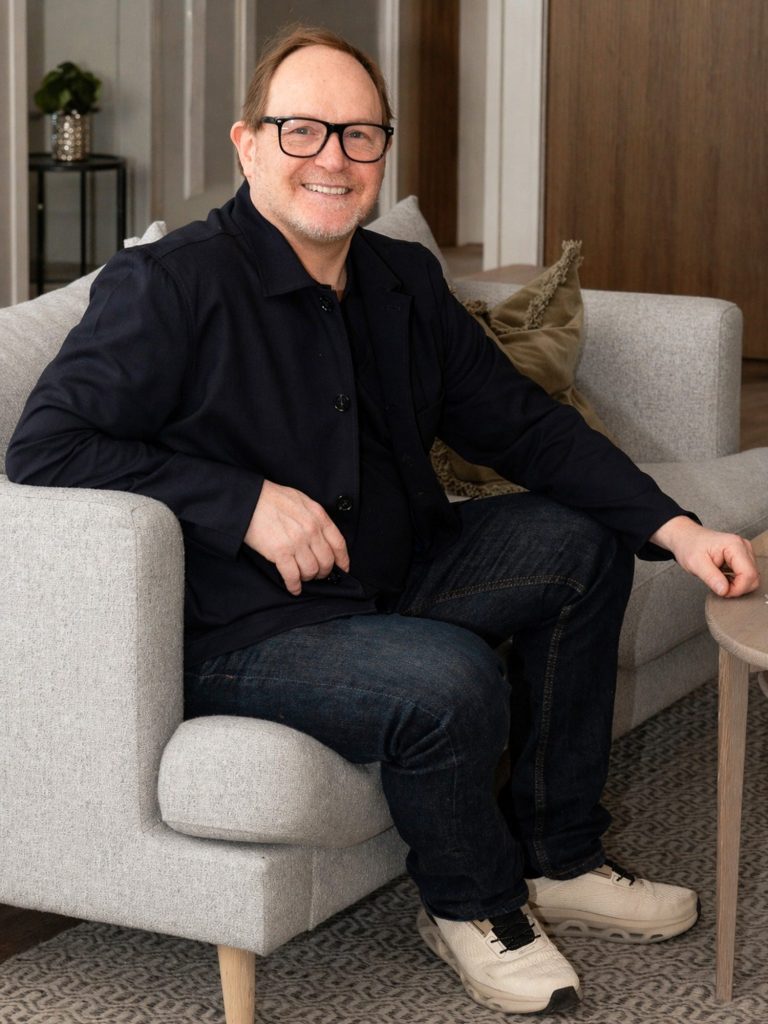 I dag försöker Morgan Alling ge vidare det han själv saknade.