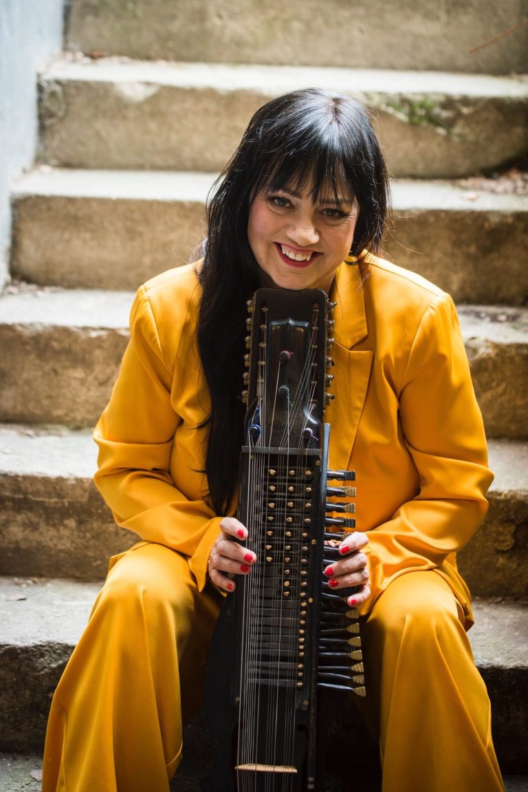 Nyckelharpan nära hjärtat. Fortfarande mitt i skapandet femtio år efter debutåren.