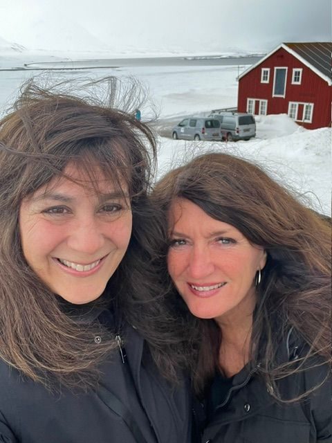 Mari Jungstedt och Alexandra Zazzi tillsammans i vintermiljö på Svalbard.