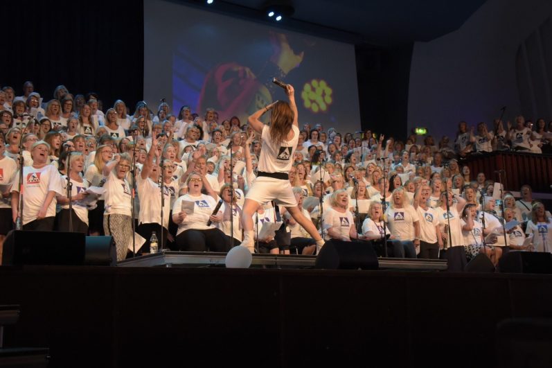 Caroline af Ugglas sjunger med sin kör