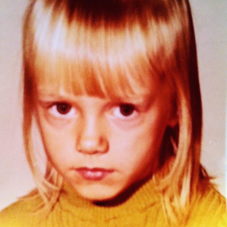 Åsa som barn, innan hon visste att allt hon skulle bli redan fanns inom henne.