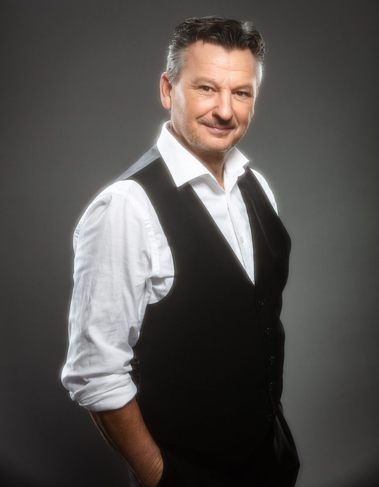 Anders Ekborg i studio inför en intervju om musik, teater och scenliv.