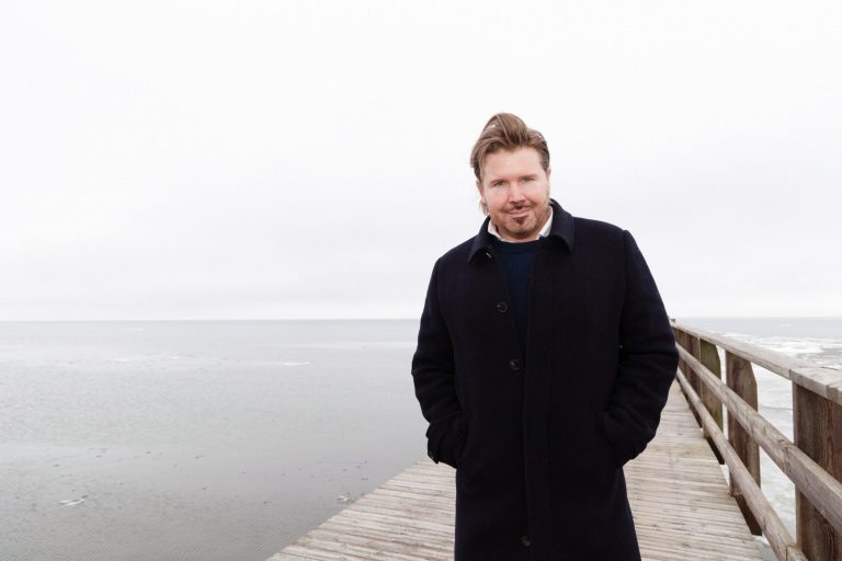 Kalle Leander gestaltar historien i musik medan Herman Lindqvist berättar.