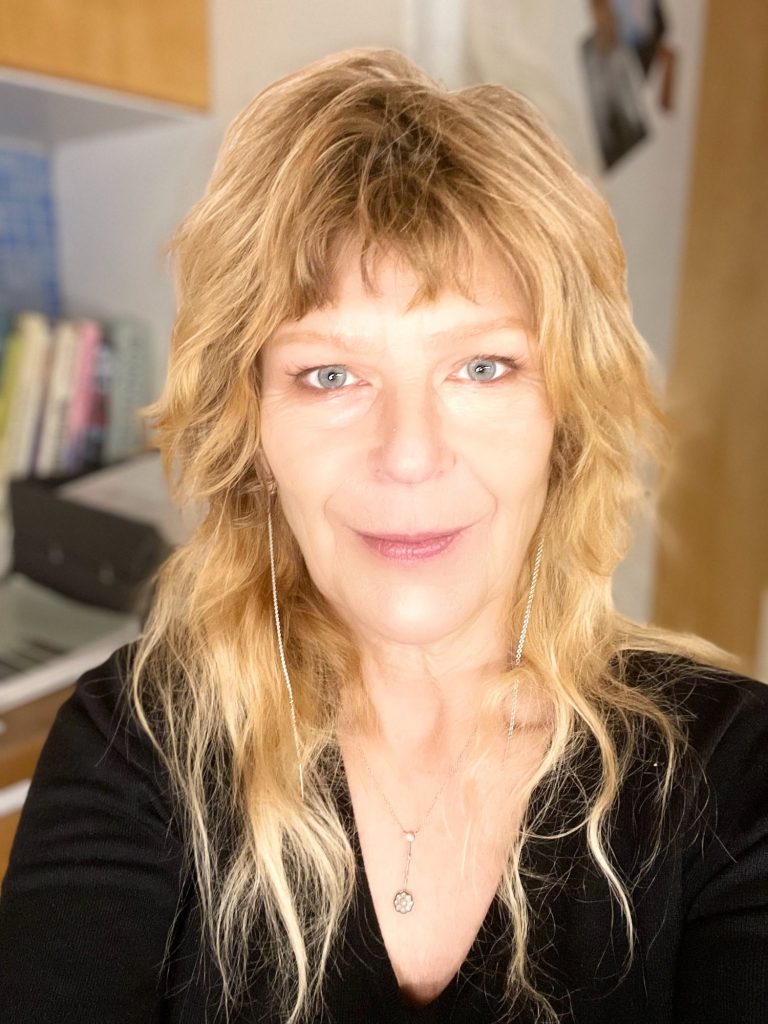 Kajsa Grytt i Människor och ögonblick – en intervju om skapande, utsatthet, frihet och att till slut leva mer i sin egen regi.
