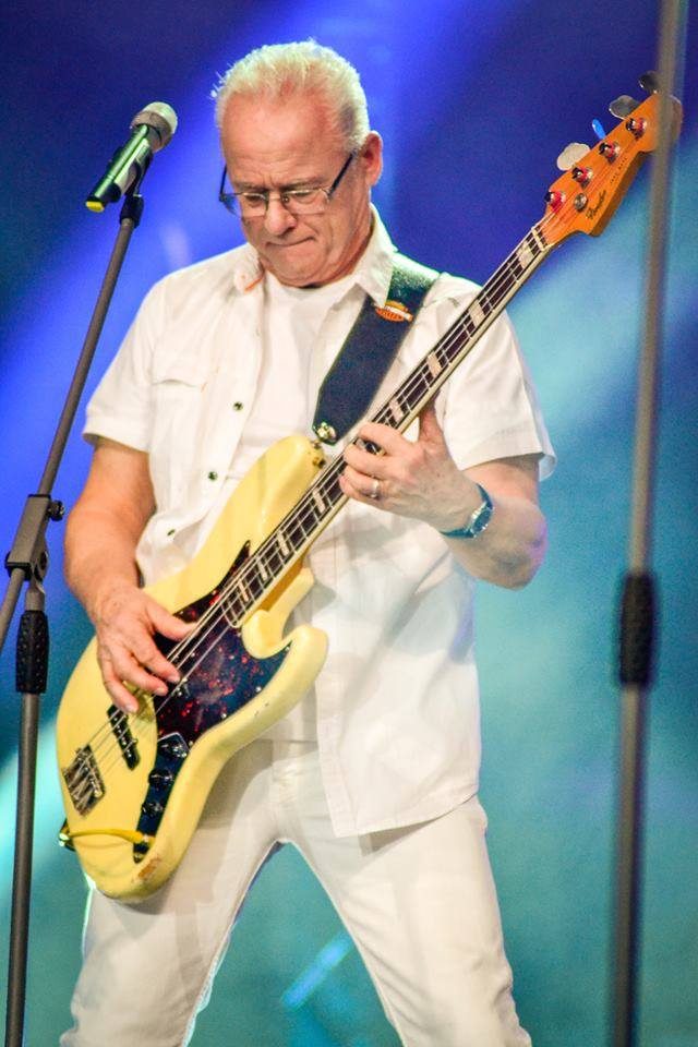 Mike Watson, basist känd från ABBA-inspelningarna, spelar elbas på scen.