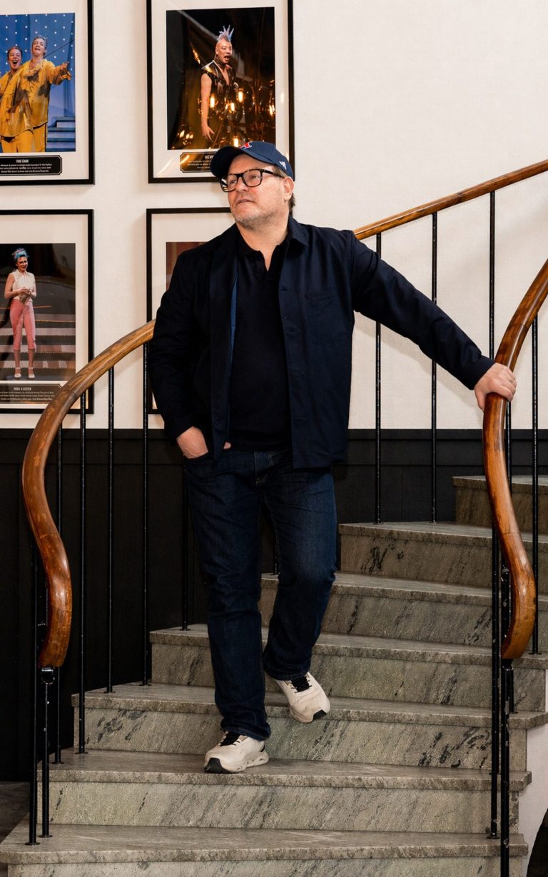 Morgan Alling på väg mellan roller och verklighet.