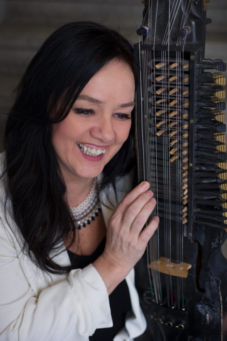 Åsa Jinder med nyckelharpan som blev hennes väg ut i världen.