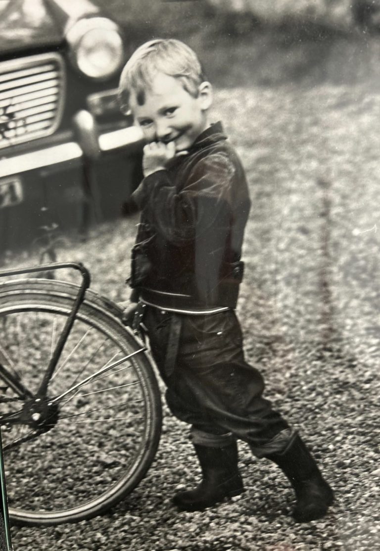 Svartvit barndomsbild av Anders Ekborg.