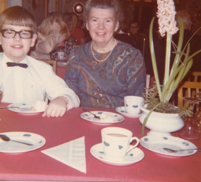 Robert Wells som barn med pianolärarinnan Maja Charleville, 1970.