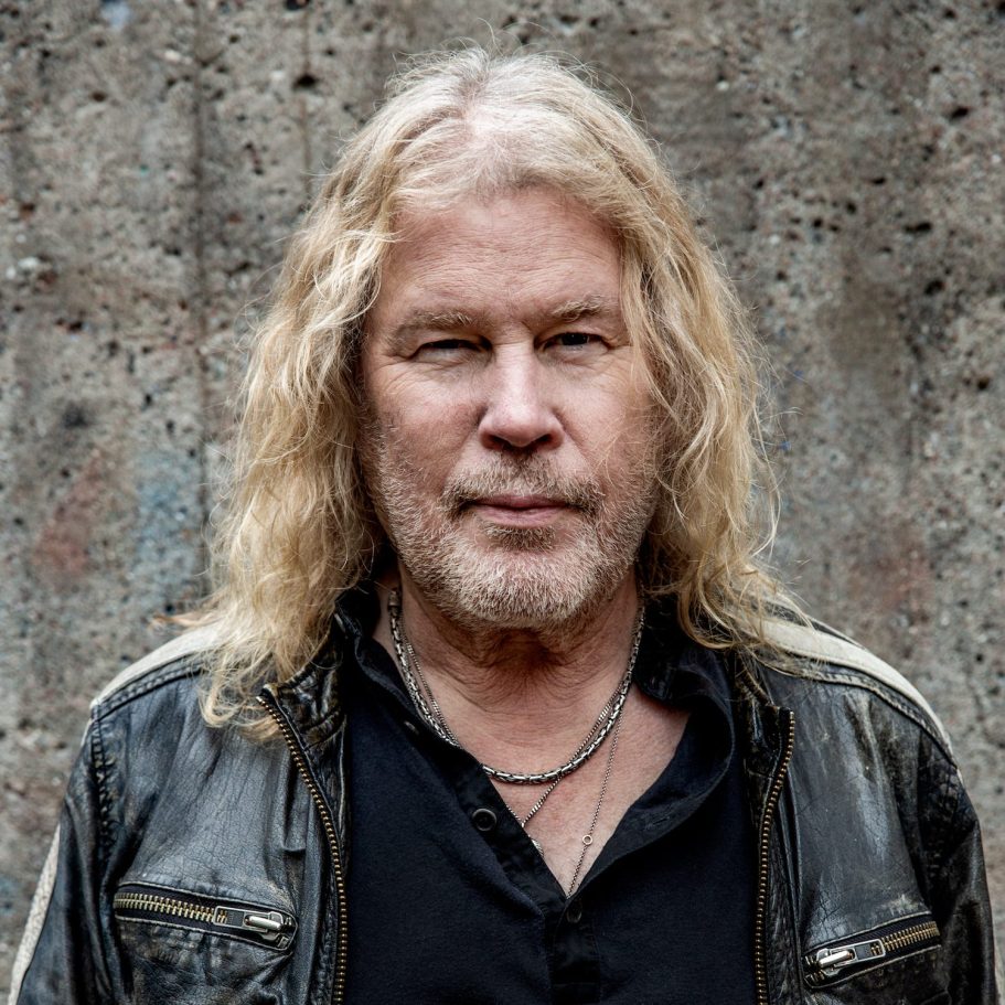 Porträtt på Staffan Hellstrand, svensk låtskrivare och artist, i samband med en djupintervju om musiken, livet och ”Lilla fågel blå”.