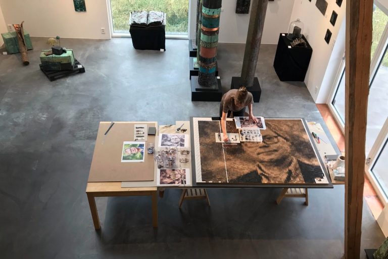 Marie Louise Kold arbetar med porträtt av Martin Gren.