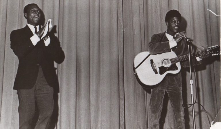 Eric Bibb som ung på scen med sin pappa Leon Bibb.